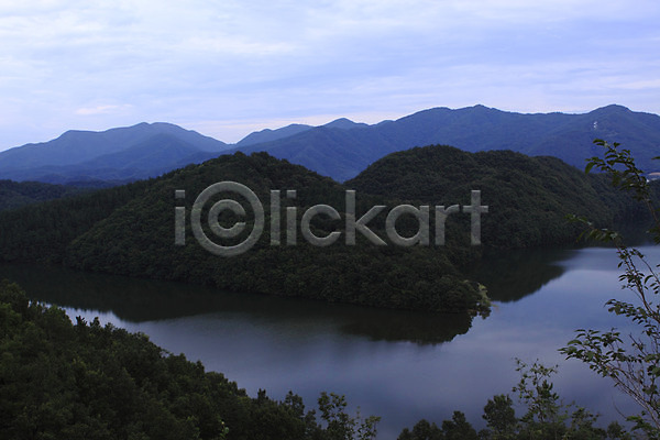 사람없음 JPG 포토 강 물그림자 반사 산 산등성이 숲 야외 자연 주간 풍경(경치) 한국 호수