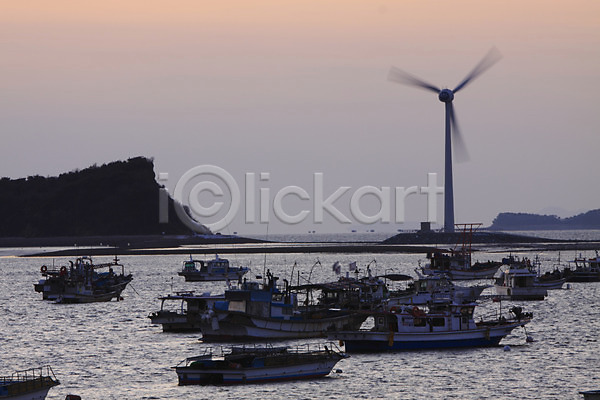사람없음 JPG 포토 교통수단 노을 바다 발전기 발전소 배(교통) 섬 수상교통 야외 어선 어업 에너지 여러척 일몰 자연 자연현상 주간 풍경(경치) 풍력발전소 풍력에너지 한국