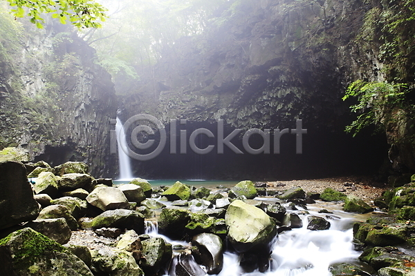흐름 사람없음 JPG 포토 계곡 골짜기 급류 나무 돌(바위) 동굴 물 바위(돌) 산 산속 숲 숲속 식물 안개 야외 자연 주간 폭포 풍경(경치) 한국