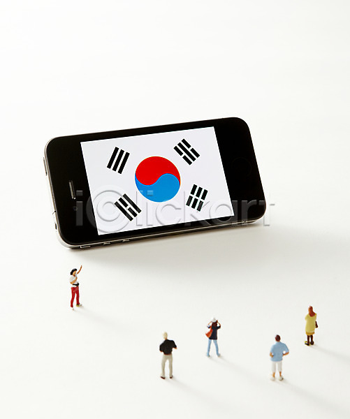 사람없음 JPG 포토 국기 모형 미니어처 스마트폰 응시 인형 정보기술 태극기 피규어 핸드폰