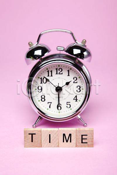 사람없음 JPG 포토 하이앵글 대문자 목재 문자 분홍색 블록 숫자 스튜디오촬영 시간 시계 시곗바늘 실내 알파벳 영어 오브젝트 자명종 컬러
