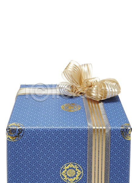 사람없음 JPG 포토 리본 상자 선물 선물상자 선물포장 스튜디오촬영 실내 오브젝트 이벤트 장식 컬러 파란색 포장 한개