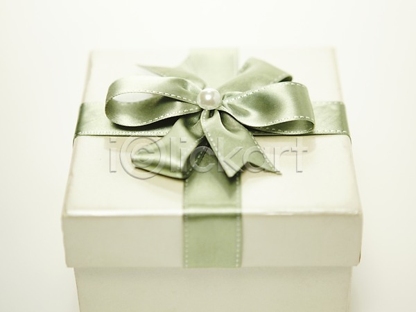 사람없음 JPG 포토 리본 상자 선물 선물상자 선물포장 스튜디오촬영 실내 오브젝트 이벤트 장식 초록색 컬러 포장 한개