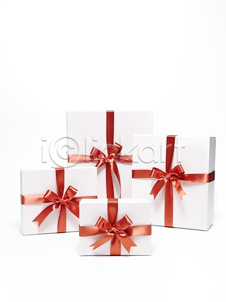 사람없음 JPG 포토 다양 리본 빨간색 상자 선물 선물상자 선물포장 스튜디오촬영 실내 여러개 오브젝트 이벤트 장식 컬러 포장 흰색