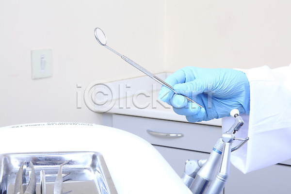 사람 신체부위 JPG 포토 거울 구강거울 도구 병원 손 실내 의료기기 의료용품 의사가운 의학 장비 치과 치과용품 치료