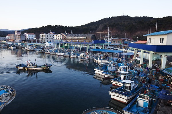 사람없음 JPG 포토 건물 건축물 겨울 동해 바다 배(교통) 수상교통 어선 어업 어촌 정박 풍경(경치) 한국 항구 해변 해안도시
