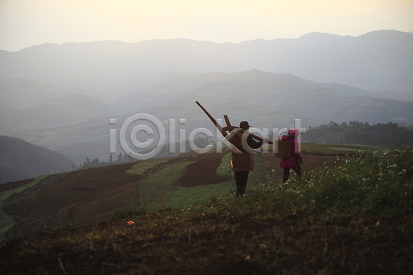 남자 두명 사람 성인 성인만 여자 JPG 뒷모습 포토 농사 농촌 아시아 야외 운남 작업 작업실 주간 중국 풍경(경치) 해외 해외풍경 홍토지