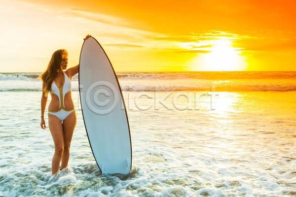 섹시 성인 여자 한명 JPG 포토 해외이미지 1 건강 라이프스타일 모델 물 바다 발리 백그라운드 비키니 새벽 서퍼 서핑 서핑보드 수영복 스포츠 여름(계절) 여행 일몰 잡기 태양 파도 하와이 해외202004 해외202105 휴가