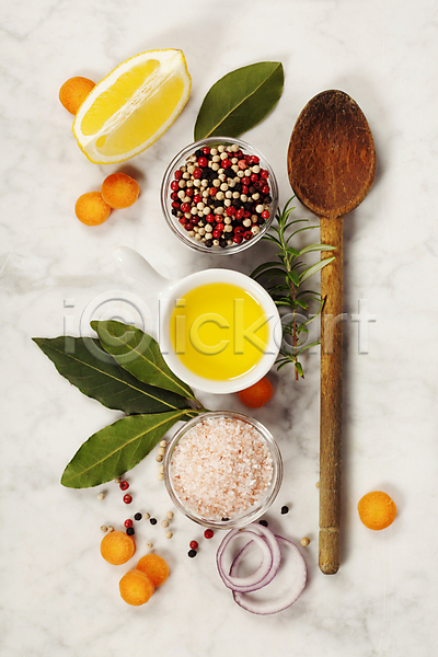 사람없음 JPG 포토 하이앵글 해외이미지 그릇 나무숟가락 레몬 로즈메리 미니당근 소금 올리브오일 월계수잎 적양파 해외202004 후추 흰배경