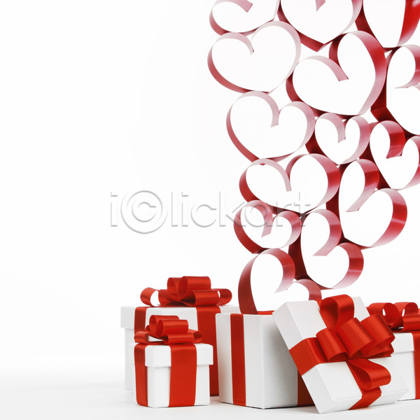 사랑 축하 사람없음 JPG 포토 해외이미지 결혼 고립 놀람 리본 발렌타인데이 백그라운드 빨간색 상자 생일 선물 신용카드 인사 장식 종이 크리스마스 패키지 하트 해외202004 해외202105 활 휴가 흰색