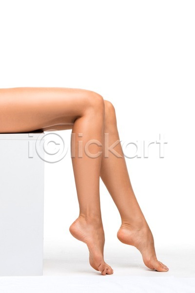매끈함 섹시 백인 사람 성인 여자 한명 JPG 포토 해외이미지 건강 고립 날씬함 누드 돌봄 맨발 모델 모양 백그라운드 벌거벗은 스파 신체 얇은 완벽 제모 피부 해외202004 해외202105 흰색