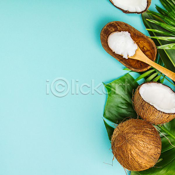 사람없음 JPG 포토 하이앵글 해외이미지 나무그릇 나무숟가락 뷰티케어 열대잎 카피스페이스 코코넛 코코넛오일 파란배경 피부관리 해외202004