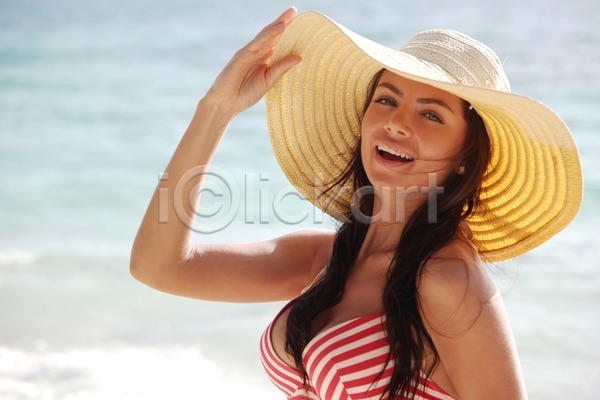 섹시 행복 여자 한명 JPG 포토 해외이미지 날씬함 맑음 모래 미소(표정) 바다 비키니 선탠 여름(계절) 자연 포즈 해외202004 해외202105 휴가 휴양지