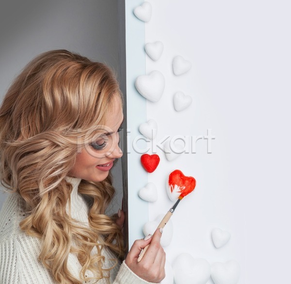 기쁨 사랑 행복 여자 한명 JPG 포토 해외이미지 그림 모델 미소(표정) 발렌타인데이 백그라운드 빨간색 손 스웨터 카피스페이스 컨셉 페인트 하트 해외202004 해외202105 흰색