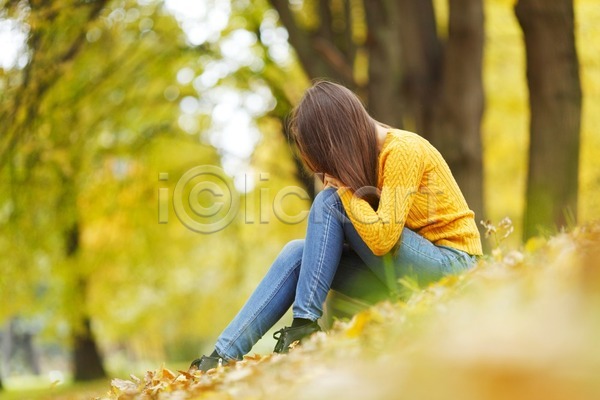 슬픔 휴식 백인 사람 성인 여자 한명 JPG 포토 해외이미지 10월 가을(계절) 공원 노란색 라이프스타일 모델 배려 백그라운드 생각 숲 앉기 야외 오렌지 잎 자연 해외202004 해외202105