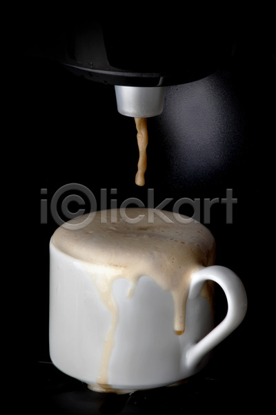 신선 사람없음 JPG 포토 해외이미지 1 갈색 거품 검은색 기계 넘어짐 단절 만들기 붓기 아침 아침식사 어둠 에스프레소 음료 카페 커피 컵 해외202004 해외202105 흰색
