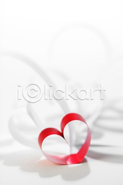 사랑 축하 사람없음 JPG 포토 해외이미지 결혼 고립 구성 리본 발렌타인데이 백그라운드 빨간색 선물 신용카드 심볼 인사 장식 종이 카피스페이스 컨셉 테이프 하트 해외202004 해외202105 휴가 흰색