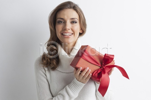 축하 행복 여자 한명 JPG 포토 해외이미지 겨울 금발 놀람 리본 미소(표정) 발렌타인데이 빨간색 상자 새해 생일 선물 손 스웨터 잡기 주기 축제 크리스마스 해외202004 해외202105 휴가 흰색
