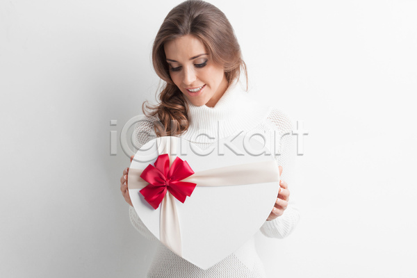 기쁨 사랑 행복 여자 한명 JPG 포토 해외이미지 모양 미소(표정) 발렌타인데이 백그라운드 빨간색 상자 선물 심볼 잡기 크리스마스 하트 해외202004 해외202105 활 휴가 흰색