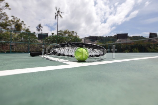 경쟁 사람없음 JPG 포토 해외이미지 가로 게임 공 라켓 법정 스포츠 장비 초록색 테니스 테니스공 테니스라켓 해외202004 해외202105