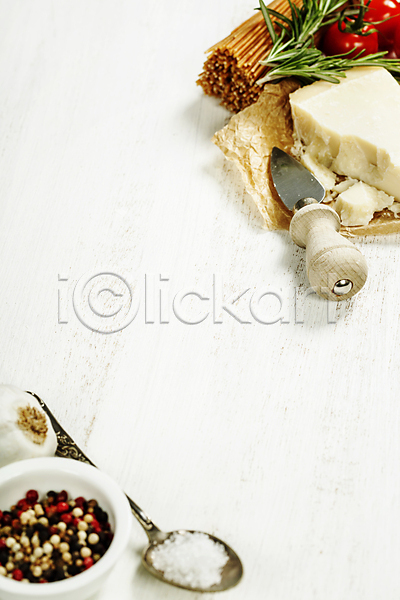 사람없음 JPG 포토 해외이미지 그릇 로즈메리 마늘 방울토마토 소금 스파게티 치즈 치즈나이프 통후추 해외202004 후추 흰배경