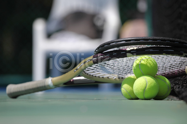 경쟁 사람없음 JPG 포토 해외이미지 가로 게임 공 그물 라켓 법정 스포츠 장비 초록색 테니스 테니스공 테니스라켓 해외202004 해외202105
