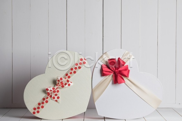 사랑 사람없음 JPG 포토 해외이미지 2 리본 모양 목재 발렌타인데이 백그라운드 빨간색 상자 선물 장식 패키지 포장 하트 해외202004 해외202105 흰색