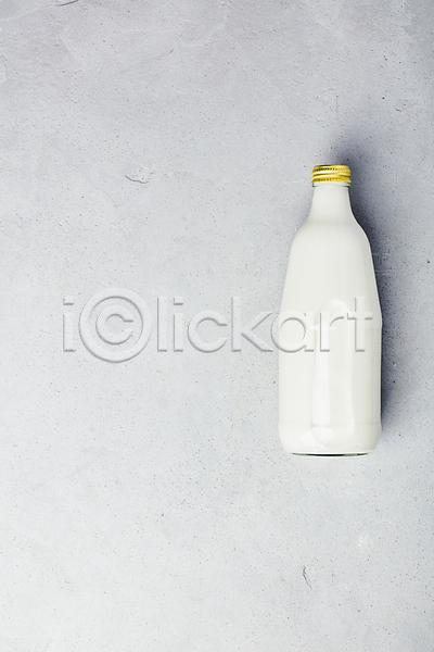 사람없음 JPG 포토 하이앵글 해외이미지 건강 우유 우유병 유기농 유리병 카피스페이스 칼슘 해외202004 회색배경