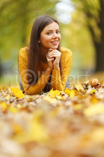 기쁨 행복 휴식 여자 한명 JPG 포토 해외이미지 가을(계절) 공원 나무 노란색 땅바닥 미소(표정) 백그라운드 숲 쌓기 오렌지 위치 잎 자연 해외202004 해외202105 황금