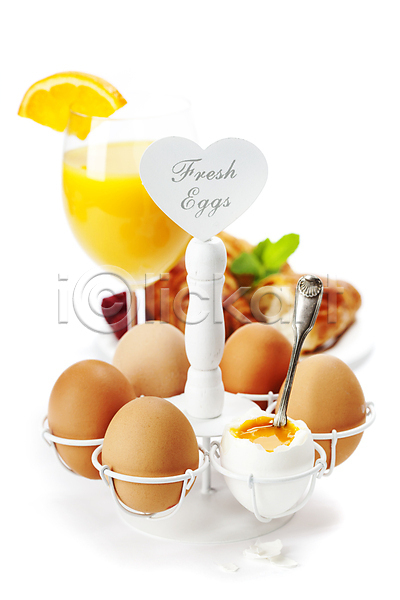 사람없음 JPG 포토 해외이미지 계란 계란판 삶은계란 숟가락 실내 아침식사 오렌지주스 크루아상 하트 해외202004 흰배경
