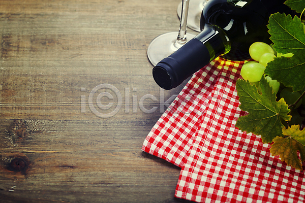 사람없음 JPG 근접촬영 포토 해외이미지 나무탁자 식탁보 와인 와인병 와인잔 카피스페이스 포도 포도잎 해외202004