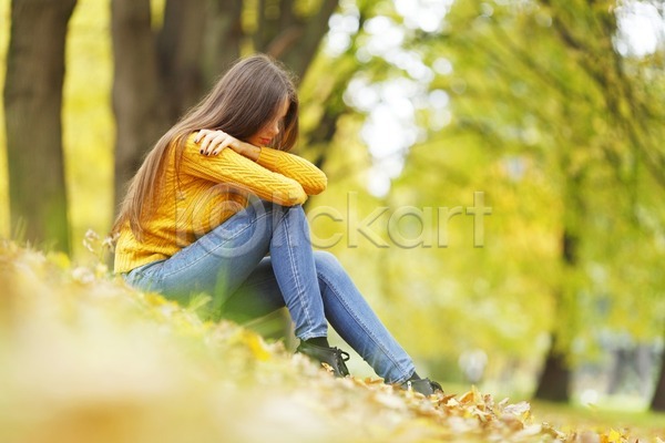 슬픔 휴식 백인 성인 여자 한명 JPG 포토 해외이미지 10월 가을(계절) 공원 노란색 라이프스타일 모델 배려 백그라운드 생각 숲 앉기 야외 오렌지 잎 자연 해외202004 해외202105