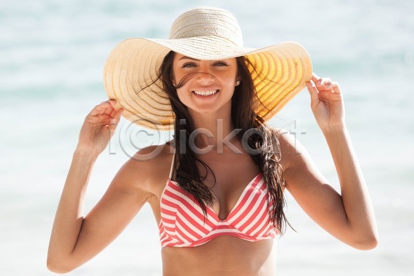 섹시 자유 행복 여자 한명 JPG 포토 해외이미지 날씬함 모델 물 미소(표정) 바다 비키니 빨간색 서기 서핑 선탠 신체 여름(계절) 여행 웃음 태국 태양 해외202004 해외202105 휴가 휴양지