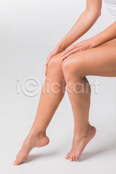 섹시 순수 백인 사람 여자 한명 JPG 포토 해외이미지 건강 날씬함 돌봄 맨발 모델 모양 바디케어 백그라운드 벌거벗은 숫자 신체 앉기 완벽 정맥 제모 터치 피부 피부관리 해외202004 해외202105 흰색
