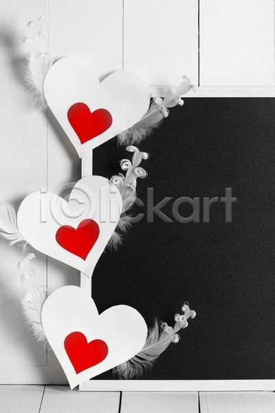 사랑 사람없음 JPG 포토 해외이미지 검은색 결혼 깃털 목재 발렌타인데이 백그라운드 빨간색 신용카드 인사 장식 종이 칠판 카피스페이스 하트 해외202004 해외202105 휴가 흰색