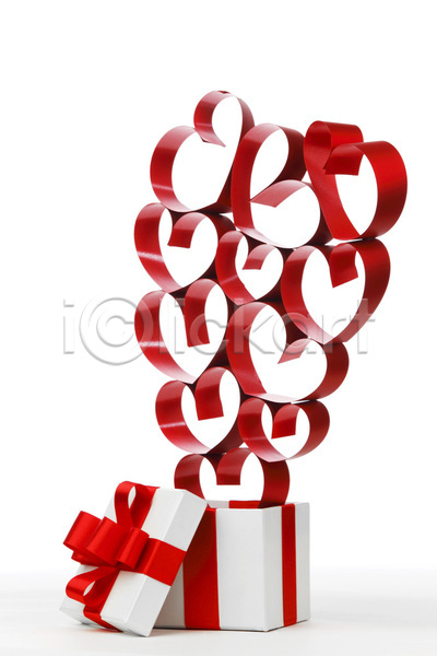 사랑 축하 사람없음 JPG 포토 해외이미지 결혼 고립 공백 놀람 디자인 리본 모양 발렌타인데이 백그라운드 빨간색 상자 생일 선물 심볼 오픈 이벤트 인사 장식 카피스페이스 크리스마스 패키지 하트 해외202004 해외202105 활 휴가 흰색