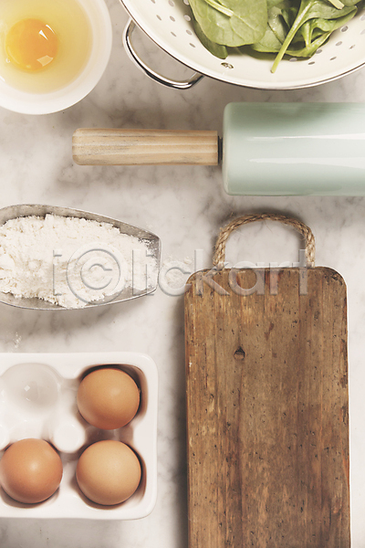 준비 사람없음 JPG 포토 하이앵글 해외이미지 계란 계란판 그릇 나무도마 날계란 밀가루 반죽밀대 스쿱 시금치 실내 제빵 해외202004 홈베이킹 흰배경