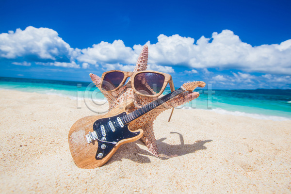 사람없음 JPG 포토 해외이미지 기타 모래 바다 백그라운드 불가사리 선글라스 음악 컨셉 해외202004 해외202105 휴양지