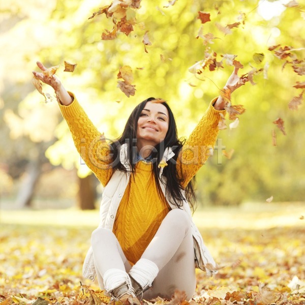 기쁨 떨어짐 행복 한명 JPG 포토 해외이미지 10월 가을(계절) 공원 나무 노란색 놀이 단풍 던지기 미소(표정) 백그라운드 잎 자연 장난 해외202004 해외202105
