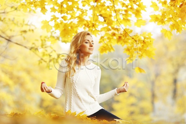 침묵 행복 휴식 여자 한명 JPG 포토 해외이미지 건강 공원 나무 노란색 라이프스타일 명상 숲 앉기 야외 연꽃(꽃) 요가 운동 잎 자연 해외202004 해외202105