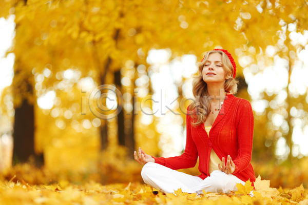 침묵 행복 휴식 여자 한명 JPG 포토 해외이미지 건강 공원 나무 노란색 라이프스타일 명상 빨간색 숲 앉기 야외 연꽃(꽃) 요가 운동 잎 자연 해외202004 해외202105