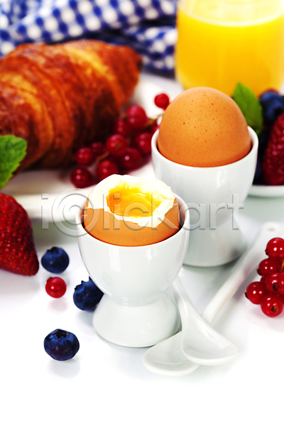 사람없음 JPG 포토 해외이미지 계란 딸기 블루베리 삶은계란 숟가락 실내 아침식사 오렌지주스 크루아상 해외202004 흰배경
