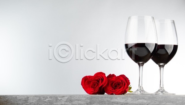 고급 사랑 축하 사람없음 JPG 포토 해외이미지 2 꽃 데이트 모양 목재 발렌타인데이 백그라운드 보케 빛 빨간색 신용카드 와인 와인잔 유리 음료 장미 카피스페이스 탁자 하트 해외202004 해외202105 흰색