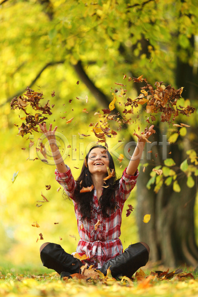 기쁨 사랑 청춘(젊음) 행복 휴식 사람 성인 여자 한명 JPG 포토 해외이미지 10월 11월 가을(계절) 가족 건강 계절 공원 나무 놀이 던지기 목재 미소(표정) 백그라운드 야외 얼굴 잎 자연 장난 초록색 컬러풀 해외202004 해외202105 휴가 흰색