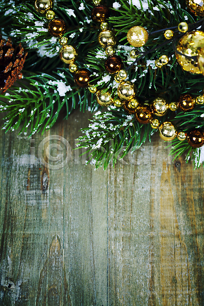 사람없음 JPG 포토 해외이미지 구슬 구슬장식 나무바닥 눈(날씨) 솔방울 실내 잎 카피스페이스 크리스마스 크리스마스배경 크리스마스용품 크리스마스장식 해외202004
