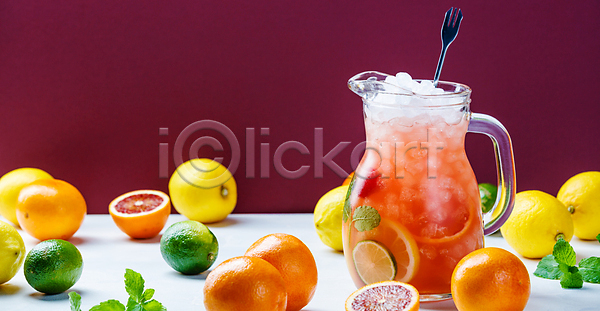 사람없음 JPG 포토 해외이미지 라임 레몬 빨간배경 섞기 얼음 오렌지 유리주전자 음료 칵테일 해외202004