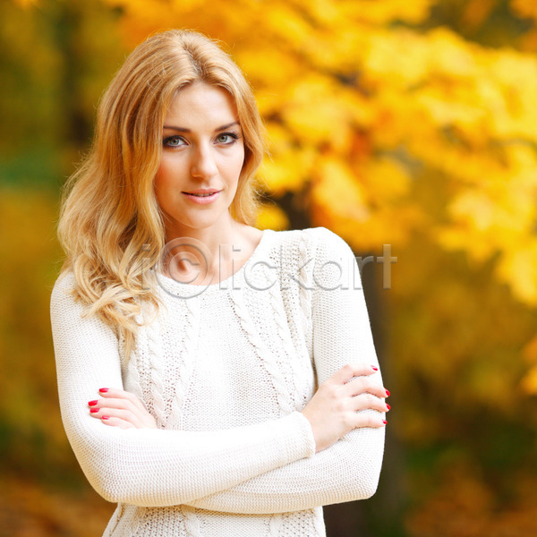 기쁨 행복 백인 성인 여자 한명 JPG 포토 해외이미지 1 10월 9월 가을(계절) 계절 공원 금발 나무 노란색 단풍 라이프스타일 미소(표정) 백그라운드 숲 야외 잎 자연 해외202004 해외202105