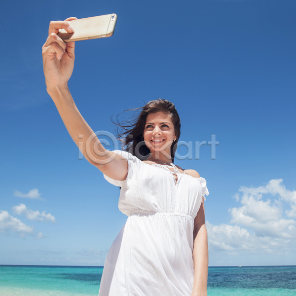 행복 여자 한명 JPG 포토 해외이미지 그림 드레스 모바일 물 미소(표정) 바다 세포 셀프 스마트폰 여름(계절) 여행 자연 해외202004 해외202105 핸드폰 휴가 흰색