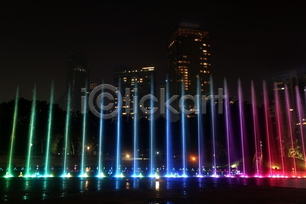 사람없음 JPG 포토 해외이미지 건물 고층빌딩 도시 도시풍경 도심 말레이시아 무지개 물 분수 빛 빛망울 스카이라인 아시아 야간 어둠 탑 해외202004 해외202105