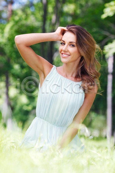 신선 행복 휴식 백인 성인 여자 한명 JPG 포토 해외이미지 1 공원 금발 날씬함 드레스 라이프스타일 미소(표정) 앉기 야외 여름(계절) 자연 초록색 해외202004 해외202105